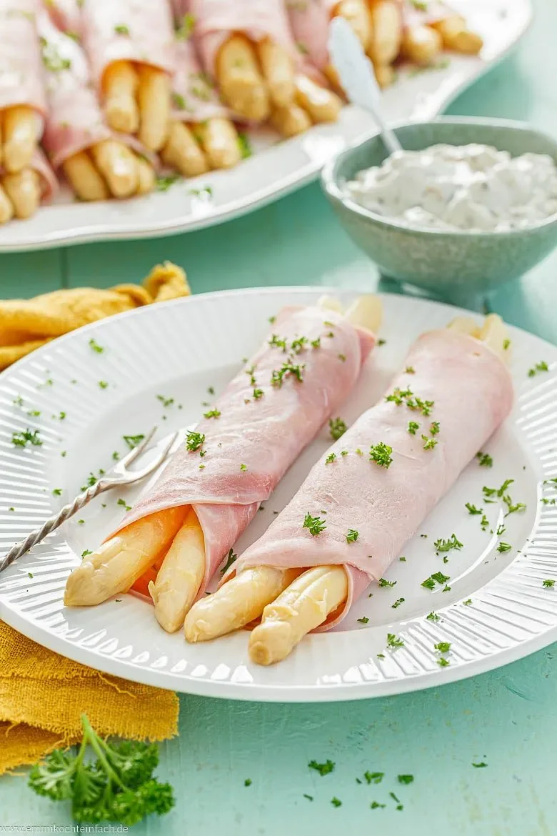 Spargelröllchen mit Spargel aus dem Glas