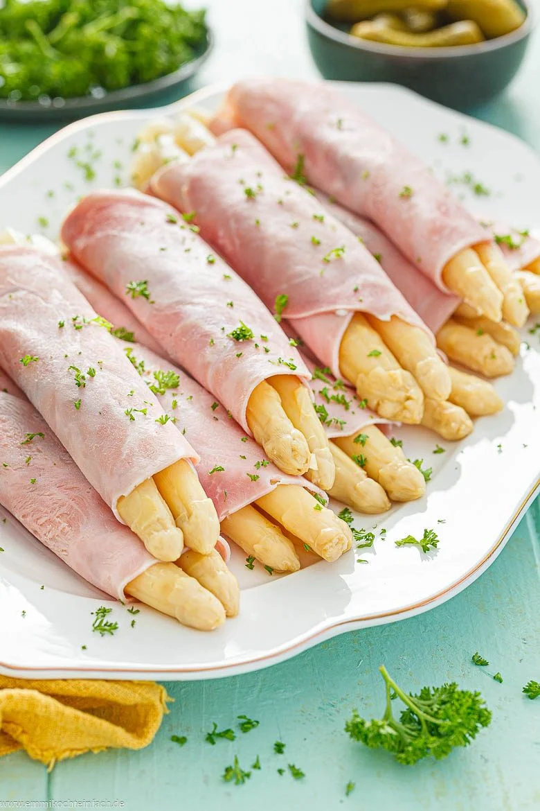 Klassische Spargelröllchen mit Schinken