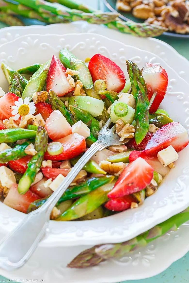 Grüner Spargelsalat mit Feta und Erdbeeren