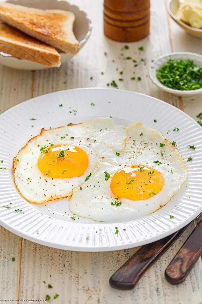 Spiegelei braten – der Frühstücksklassiker