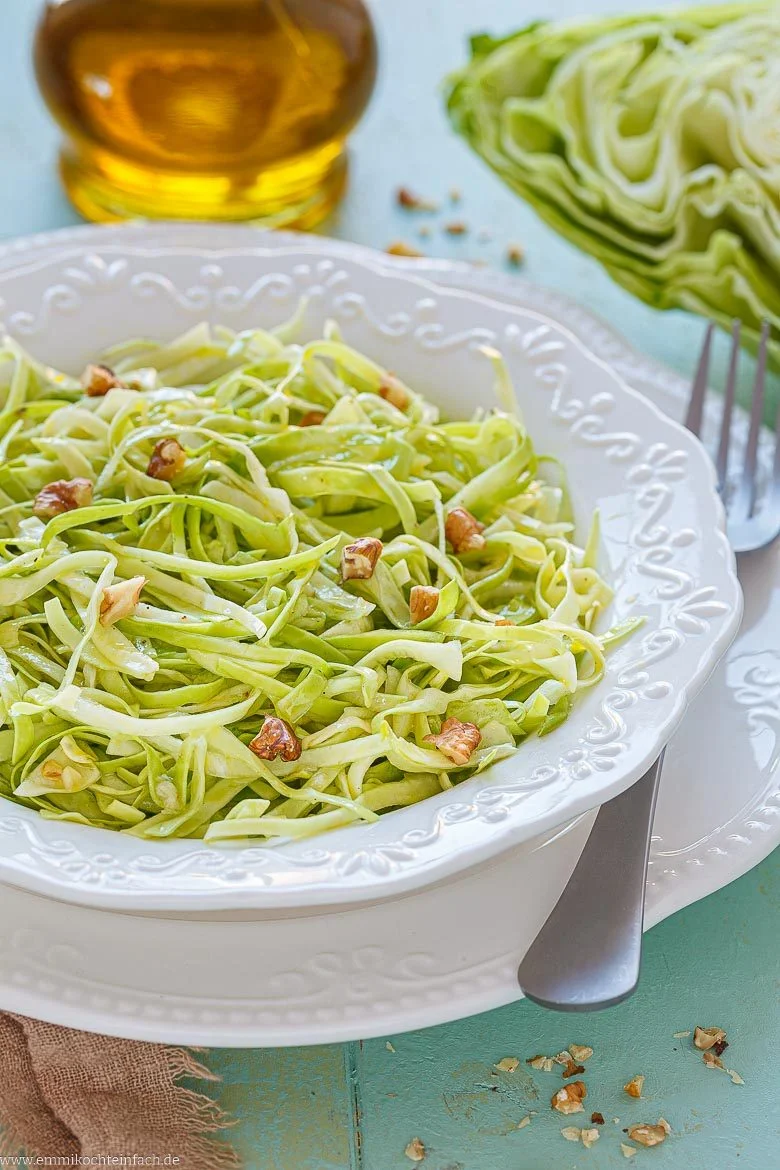 Knackiger Spitzkohlsalat mit einfachem Dressing