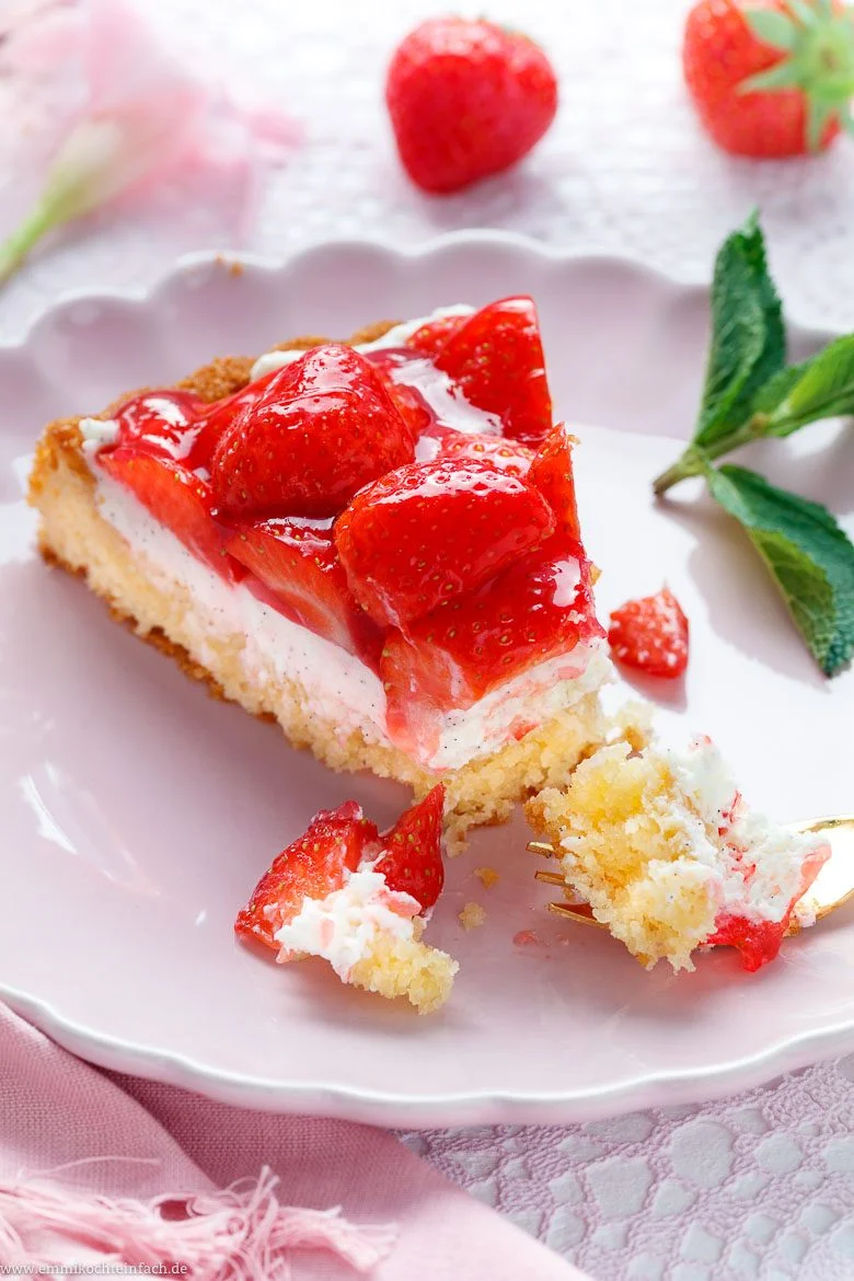 Stück Erdbeerkuchen mit Mascarpone-Creme auf Kuchenteller