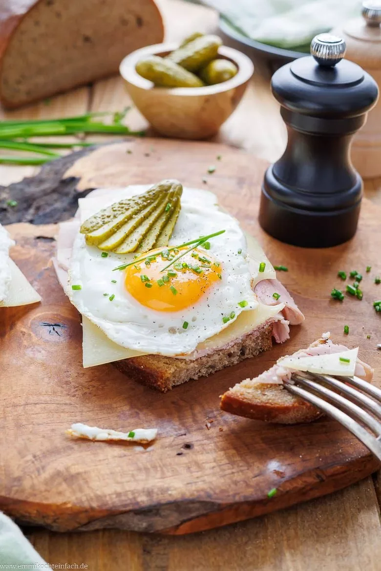 Strammer Max - der deftige Klassiker mit Brot, Eier und Schinken