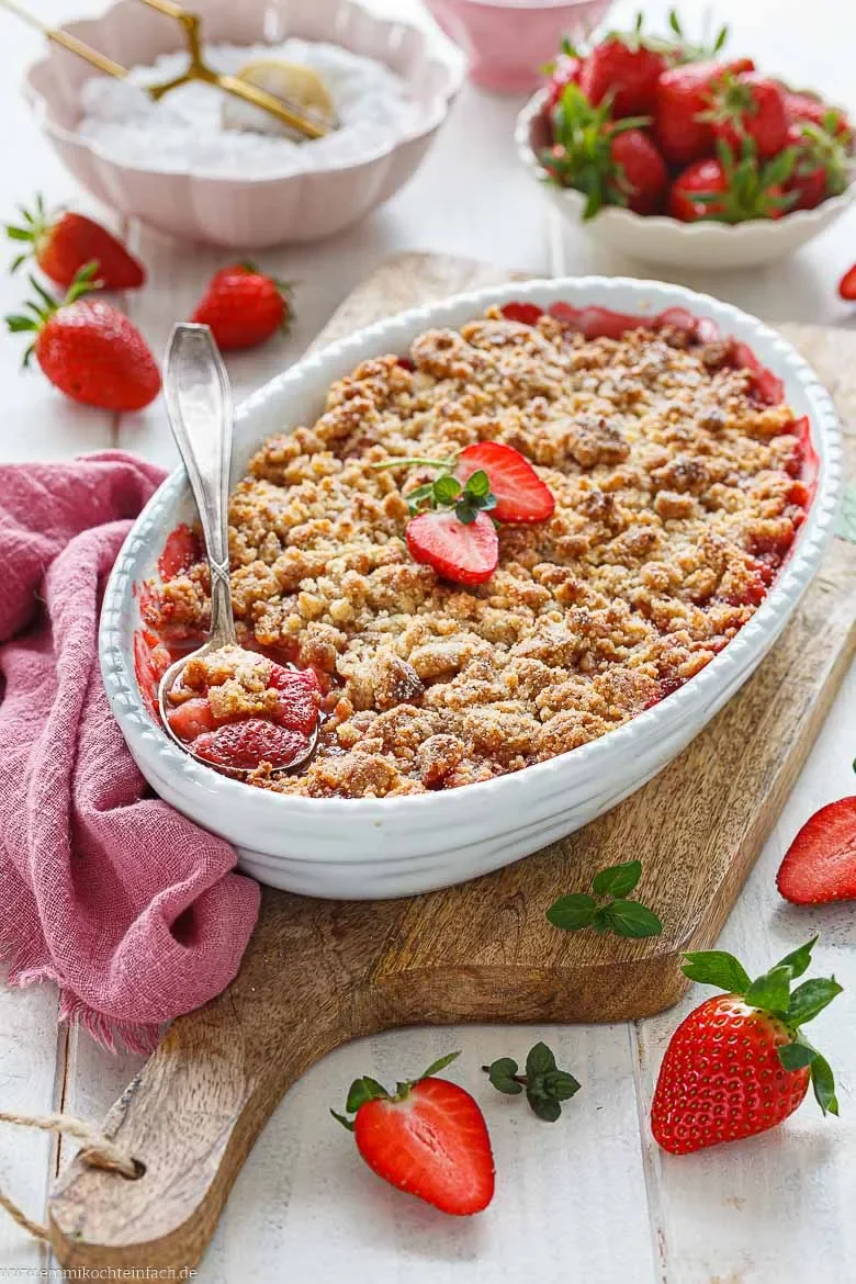 Fruchtiger Erdbeer-Crumble mit süßen Streuseln