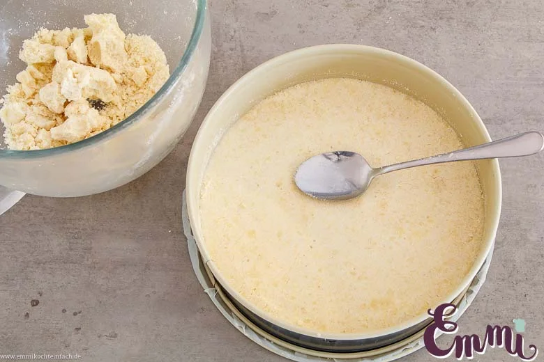 Streuselboden für den Zwetschgen Streuselkuchen