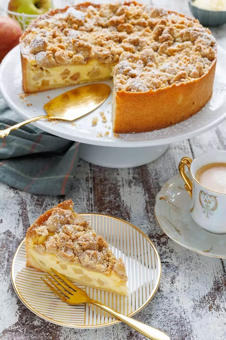 Apfelkuchen mit Pudding und süßen Streuseln