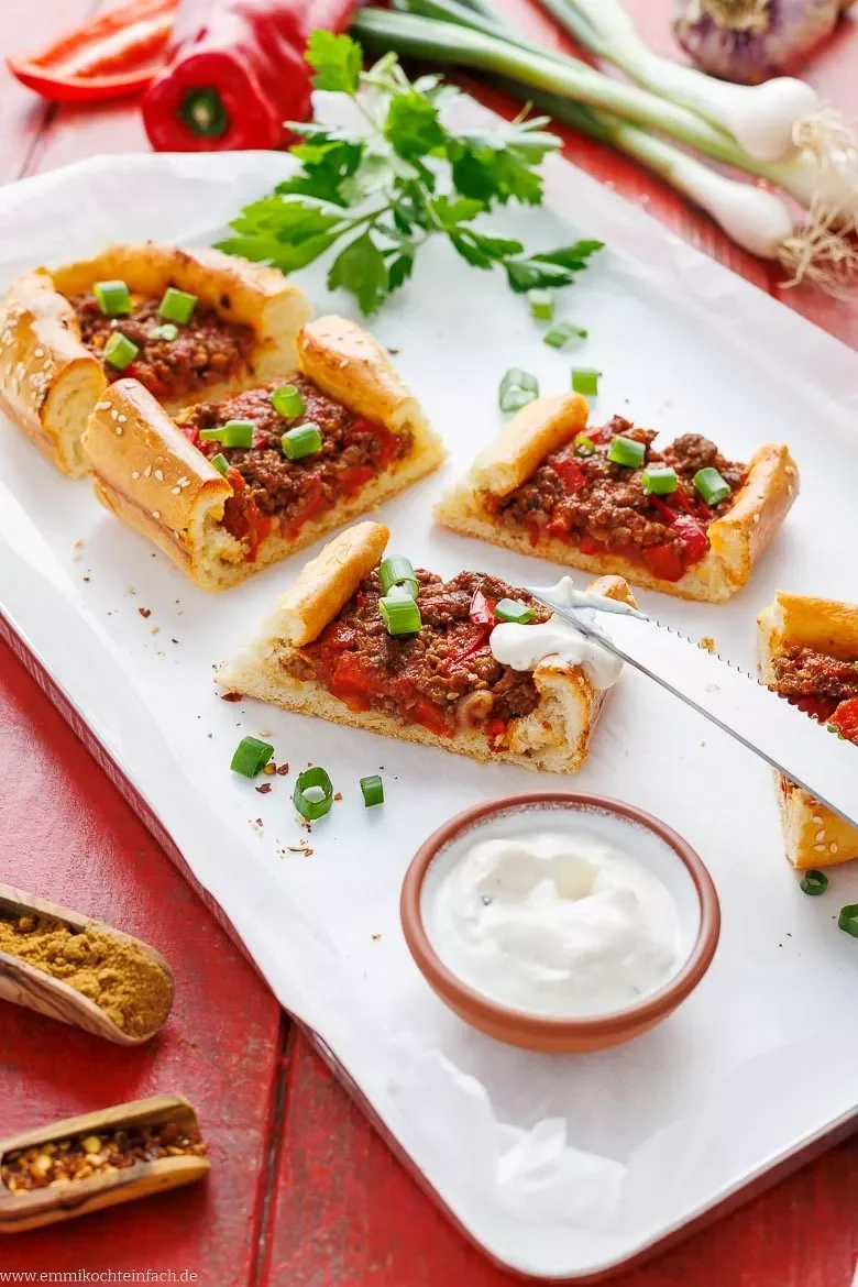 Türkische Schiffchen mit Joghurtdip