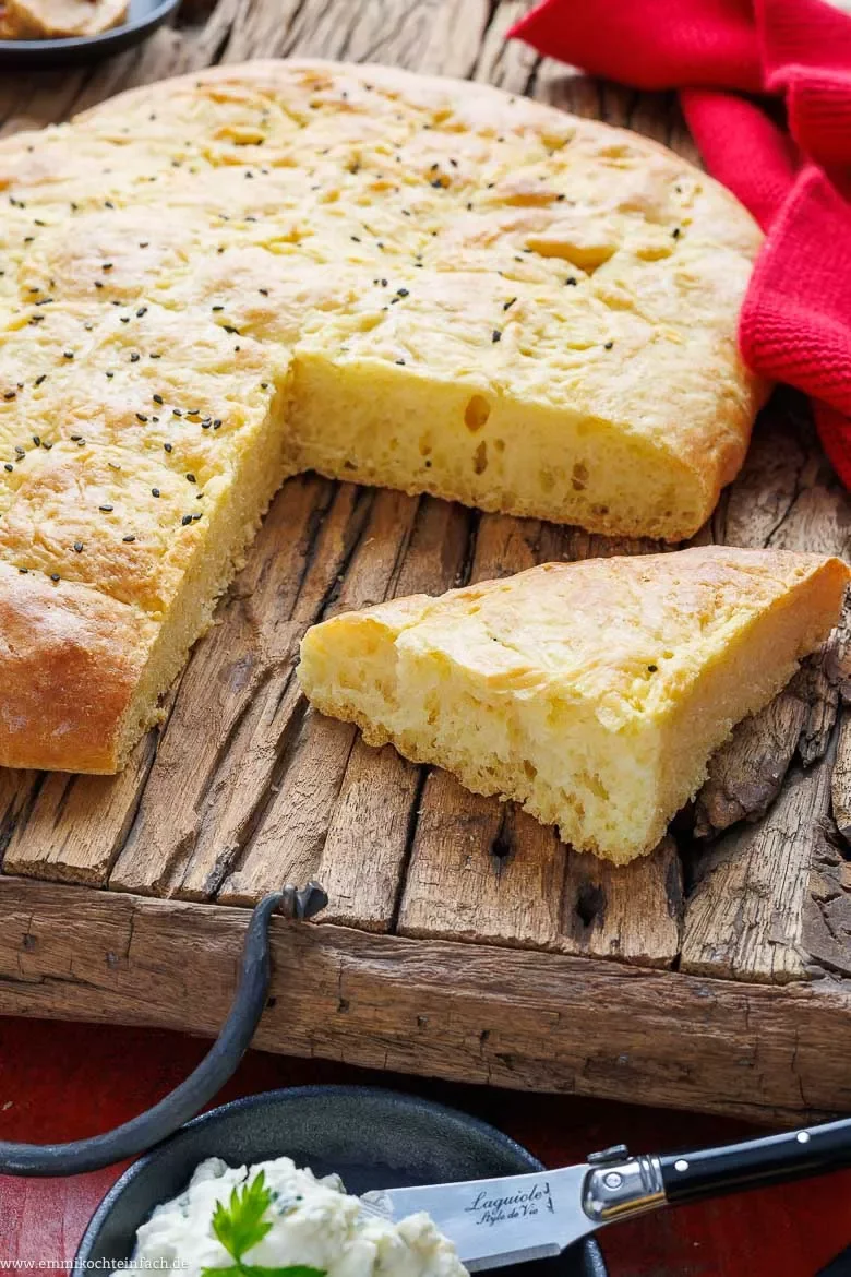 Türkisches Fladenbrot mit Sesam und Schwarzkümmel