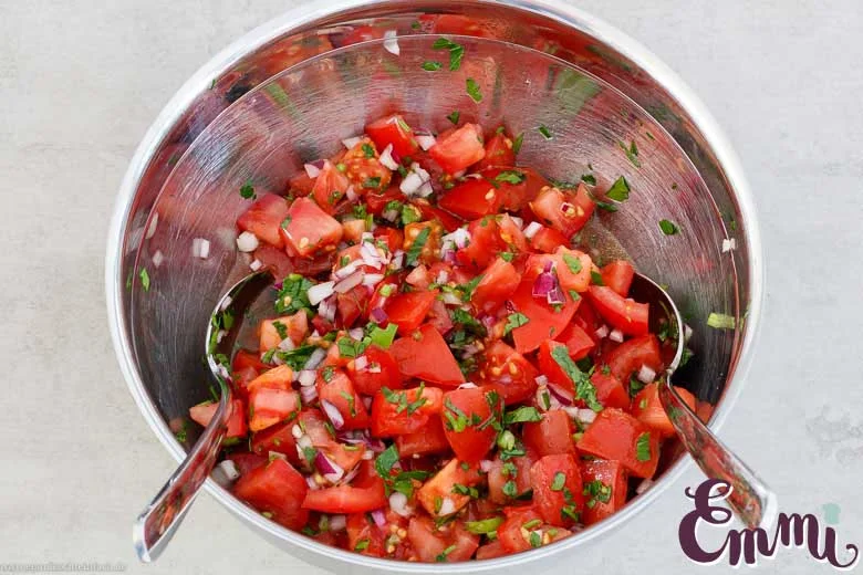 Tomaten-Salat vermengen - www.emmikochteinfach.de