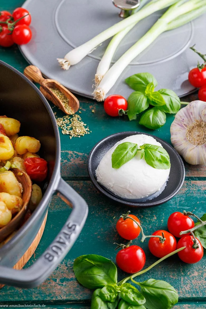 Tomaten und Mozzarella für das schnelle Pfannengericht