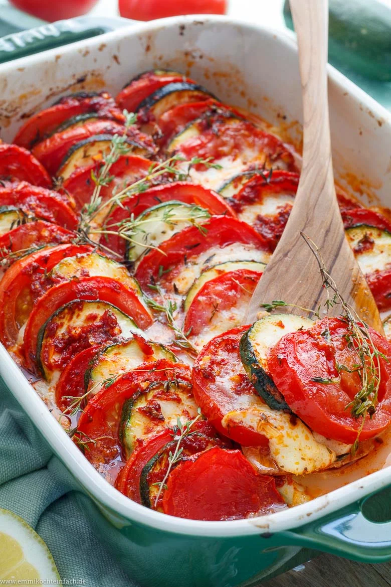 Tomaten Zucchini Auflauf mit Mozzarella - www.emmikochteinfach.de