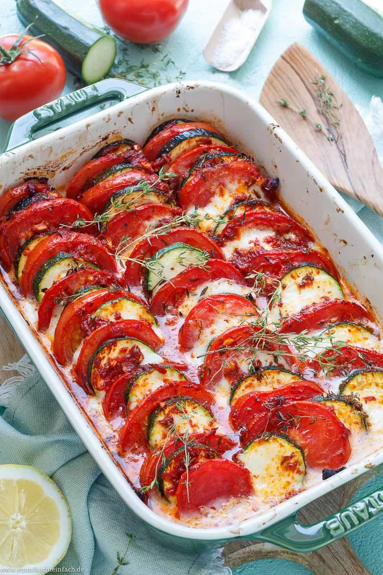 Tomaten Zucchini Auflauf mit Mozzarella - www.emmikochteinfach.de