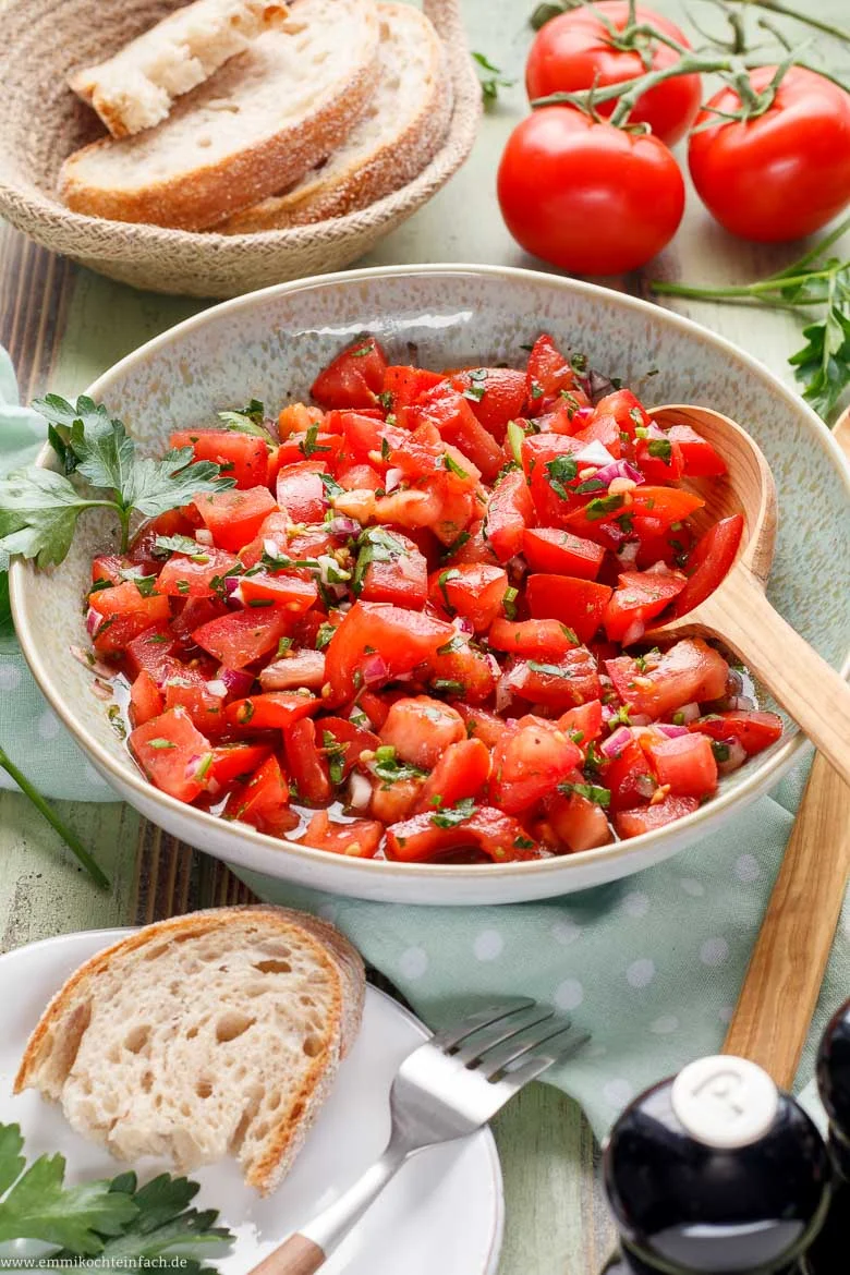 Tomatensalat mit Zwiebeln - www.emmikochteinfach.de