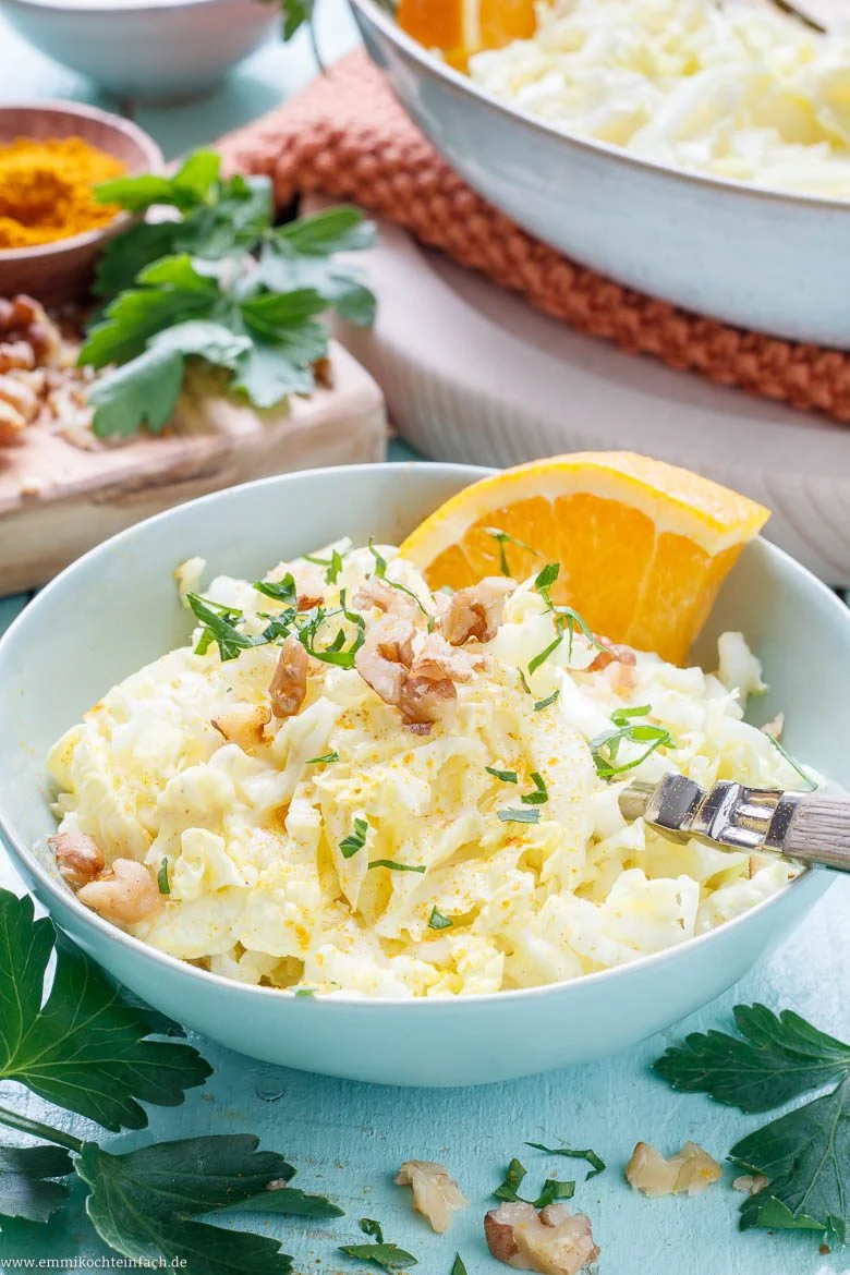 Toppings für den Salat mit Chinakohl: Walnüsse, Orange und Petersilie