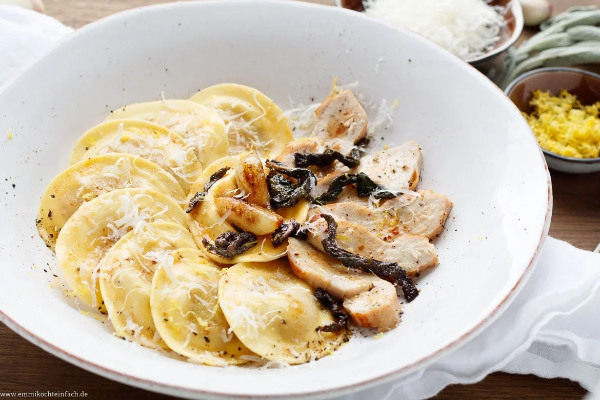 Tortelli mit Hähnchen, Salbei und Knoblauch - www.emmikochteinfach.de