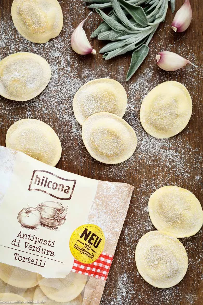 Tortelli mit Hähnchen, Salbei und Knoblauch in brauner Buttersoße