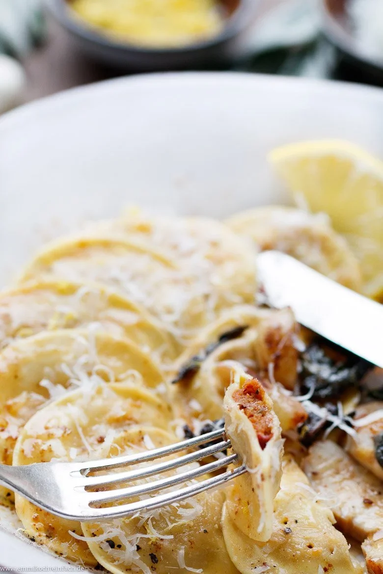 Tortelli mit Hähnchen, Salbei und Knoblauch - www.emmikochteinfach.de