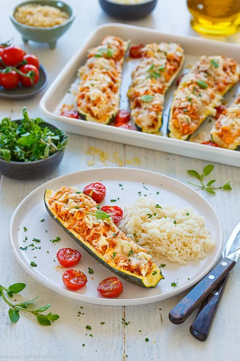 Vegetarisch gefüllte Zucchini mit Feta und Reis