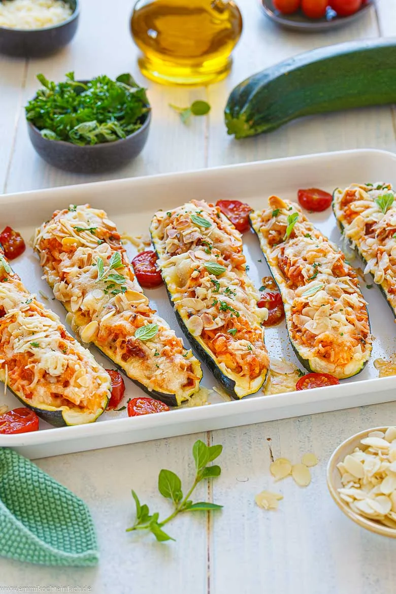 Vegetarisch gefüllte Zucchinischiffchen aus dem Ofen