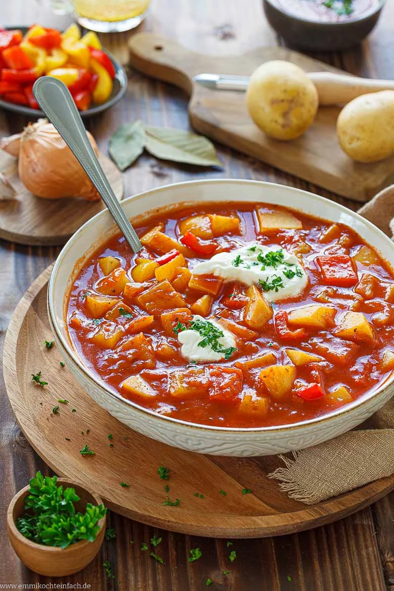 Vegetarisches Kartoffelgulasch mit Paprika