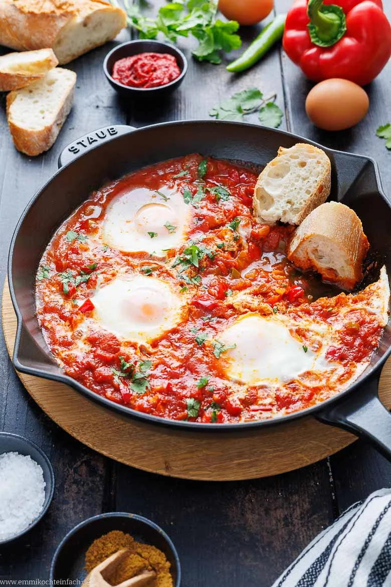 Versunkene Eier in würzig-pikanter Tomatensauce