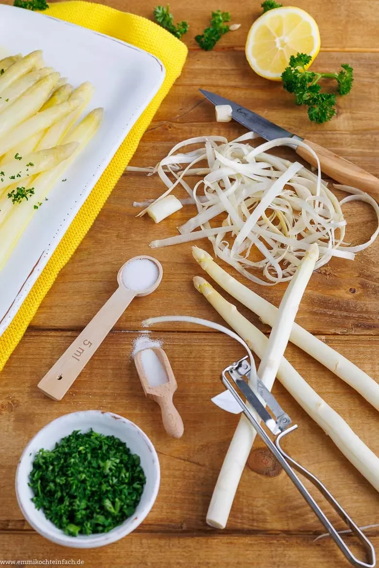 Weißer Spargel muss vor dem Kochen immer geschält werden.