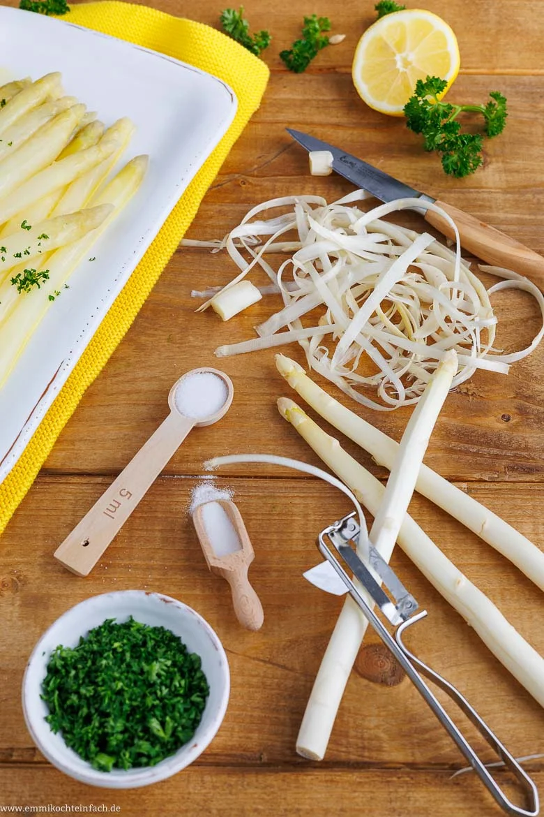 Weißer Spargel muss vor dem Kochen immer geschält werden.