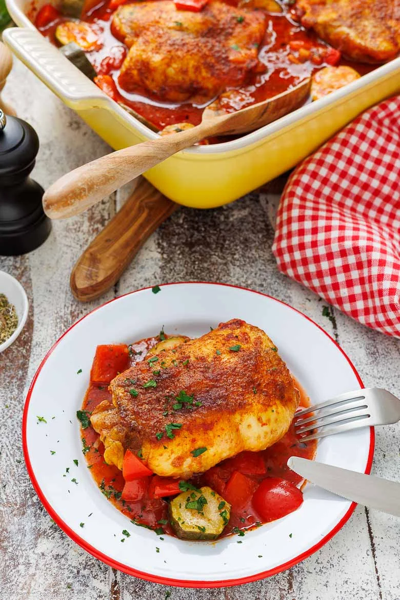 Zartes Hähnchen in würziger Tomatensoße aus dem Backofen