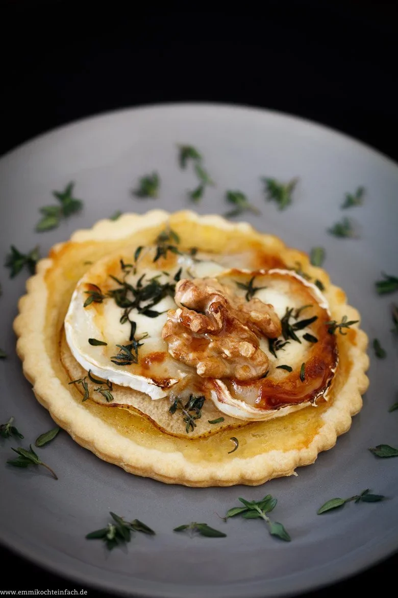 Ziegenkäse-Tartlet mit Feigensenf, Birne, Walnuss und Honig