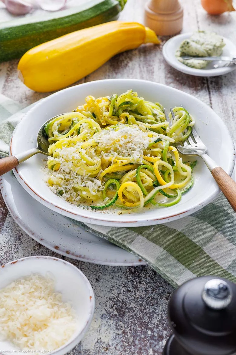 Zoodles – Zucchini-Nudeln in cremiger Sauce