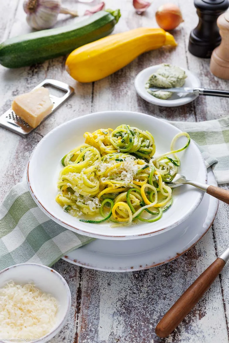 Zoodles – Zucchini-Spaghetti in cremiger Sauce