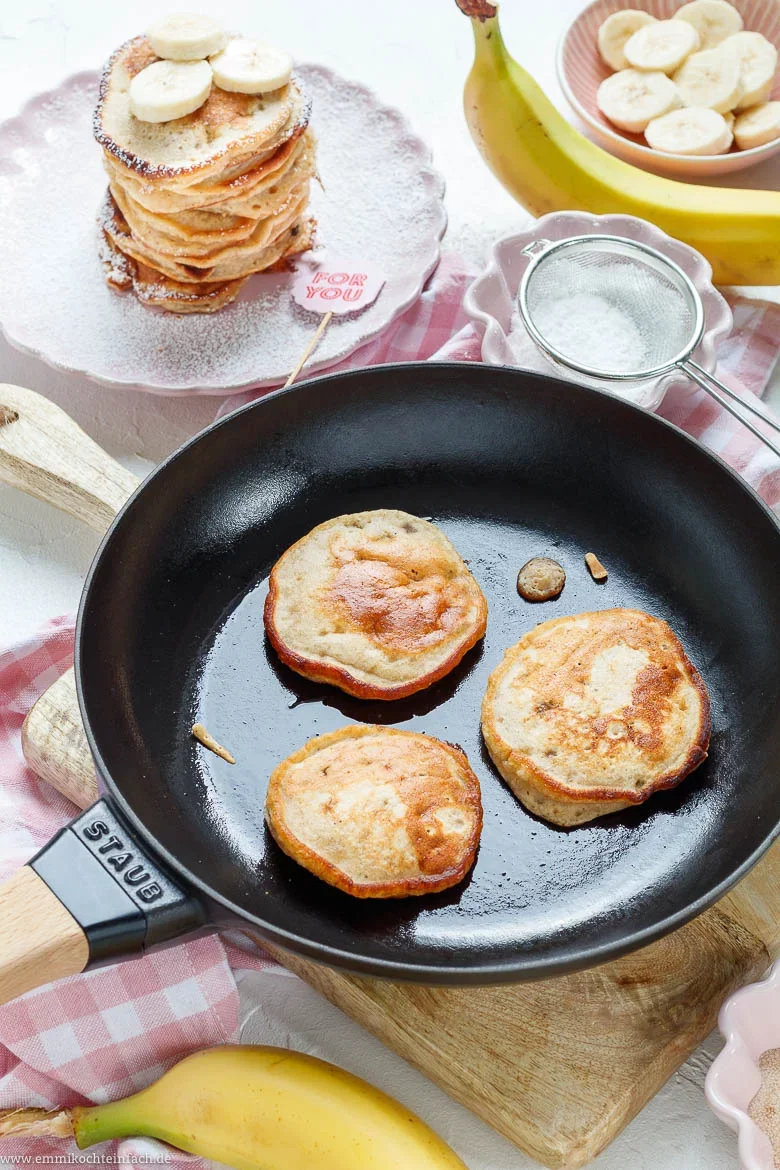 Zubereitung von Bananen-Pancakes in der Pfanne.