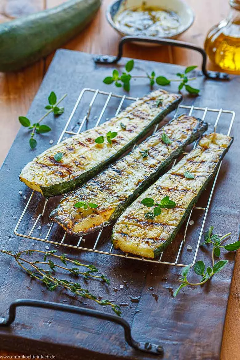 Zucchini grillen – mit einfacher Marinade