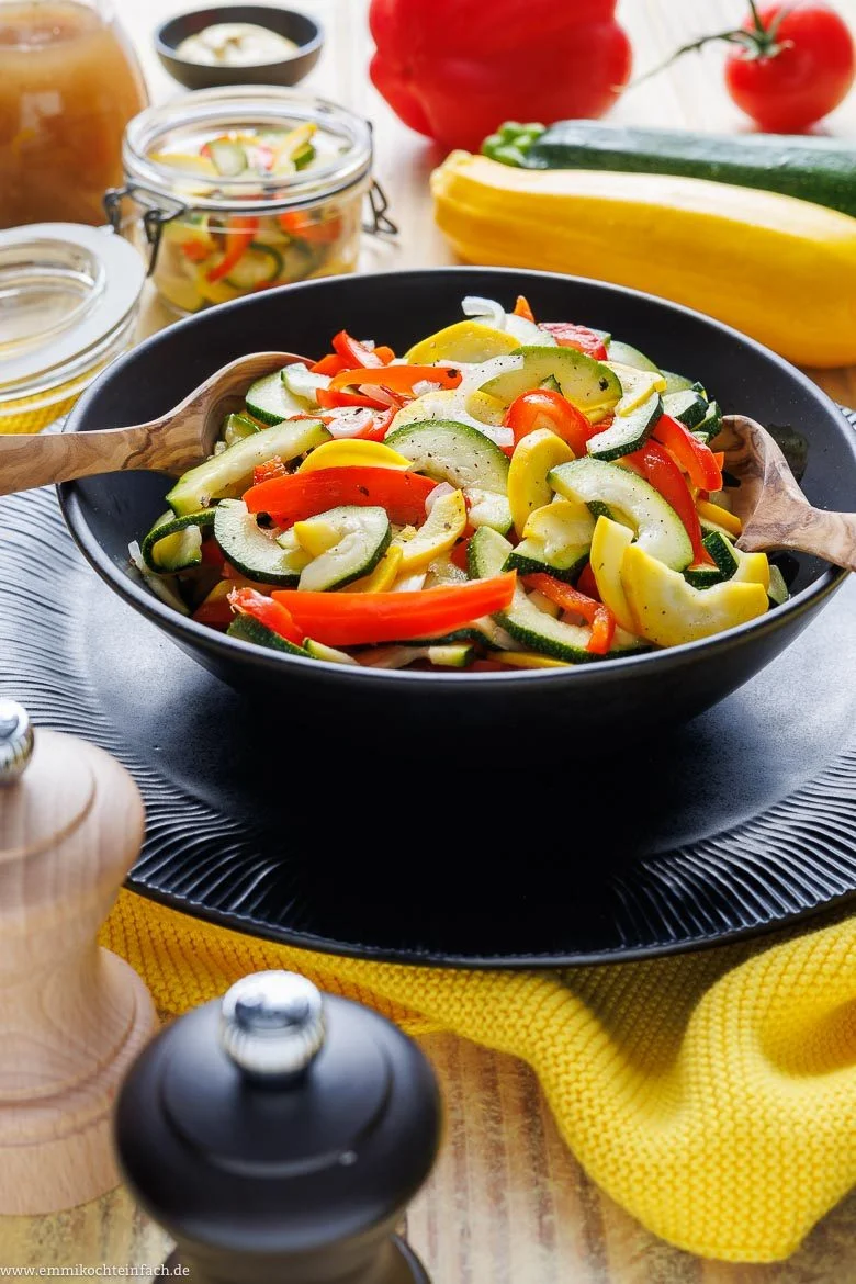 Zucchini-Salat – bunt, gesund und schnell
