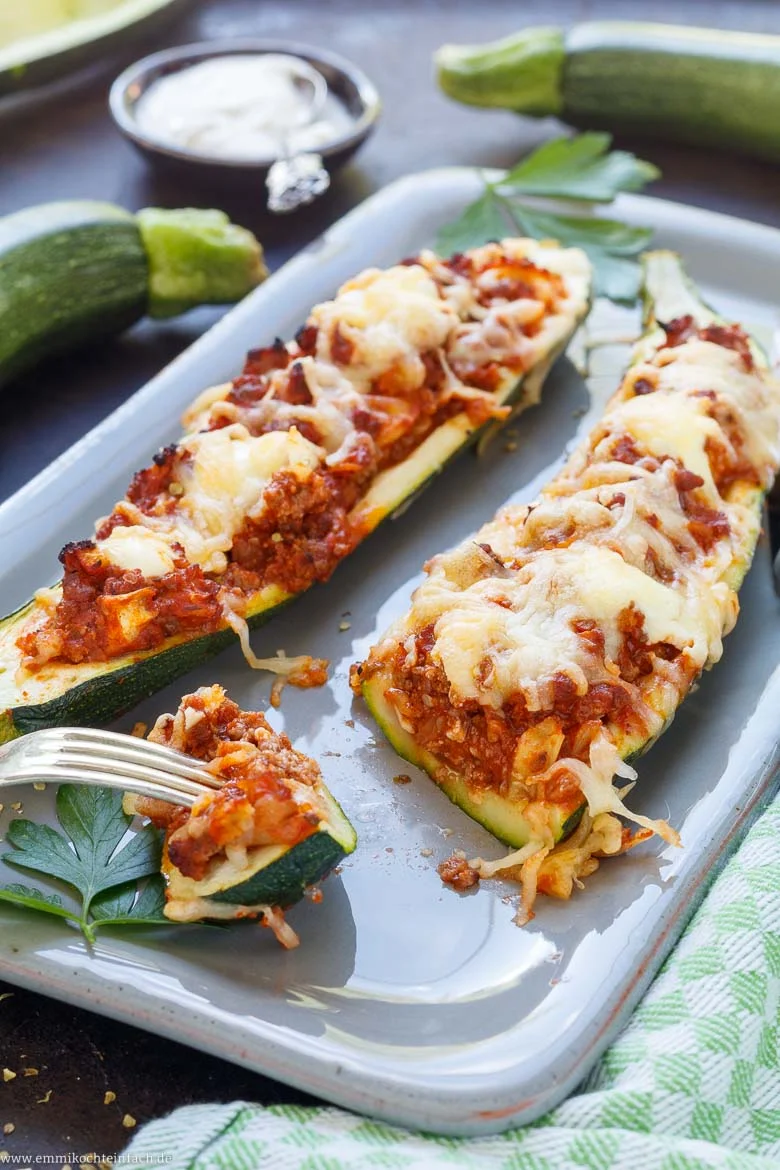 Zucchini Schiffchen mit Hackfleisch - www.emmikochteinfach.de