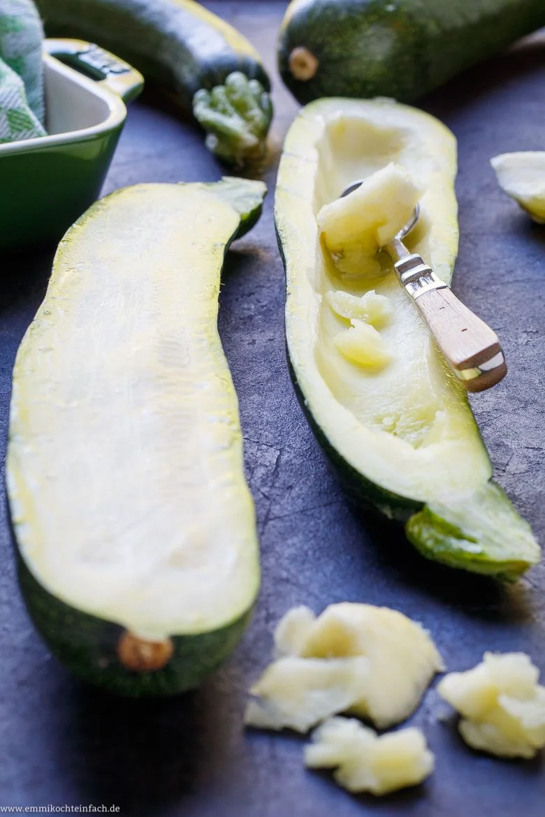Zucchinihäften aushöhlen - www.emmikochteinfach.de