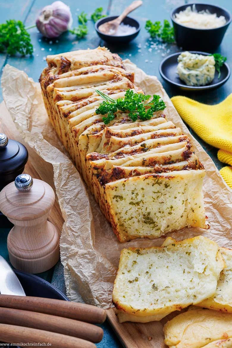 Zupfbrot Rezept mit Kräuterbutter aus der Kastenform