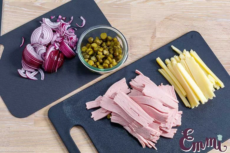 Zutaten für den Wurst Salat
