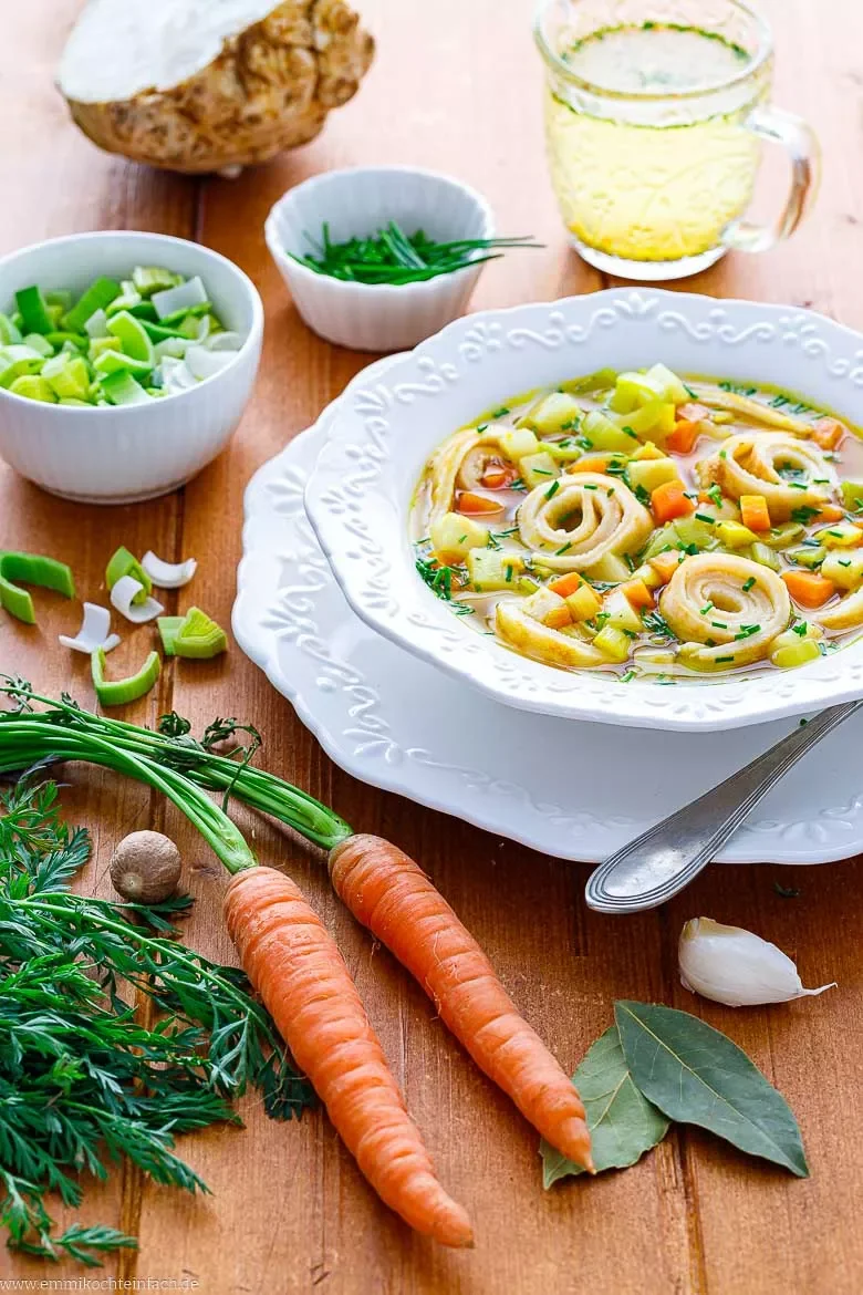 Zutaten für Flädlesuppe: Viel Gemüse, Brühe und die leckeren Pfannkuchen