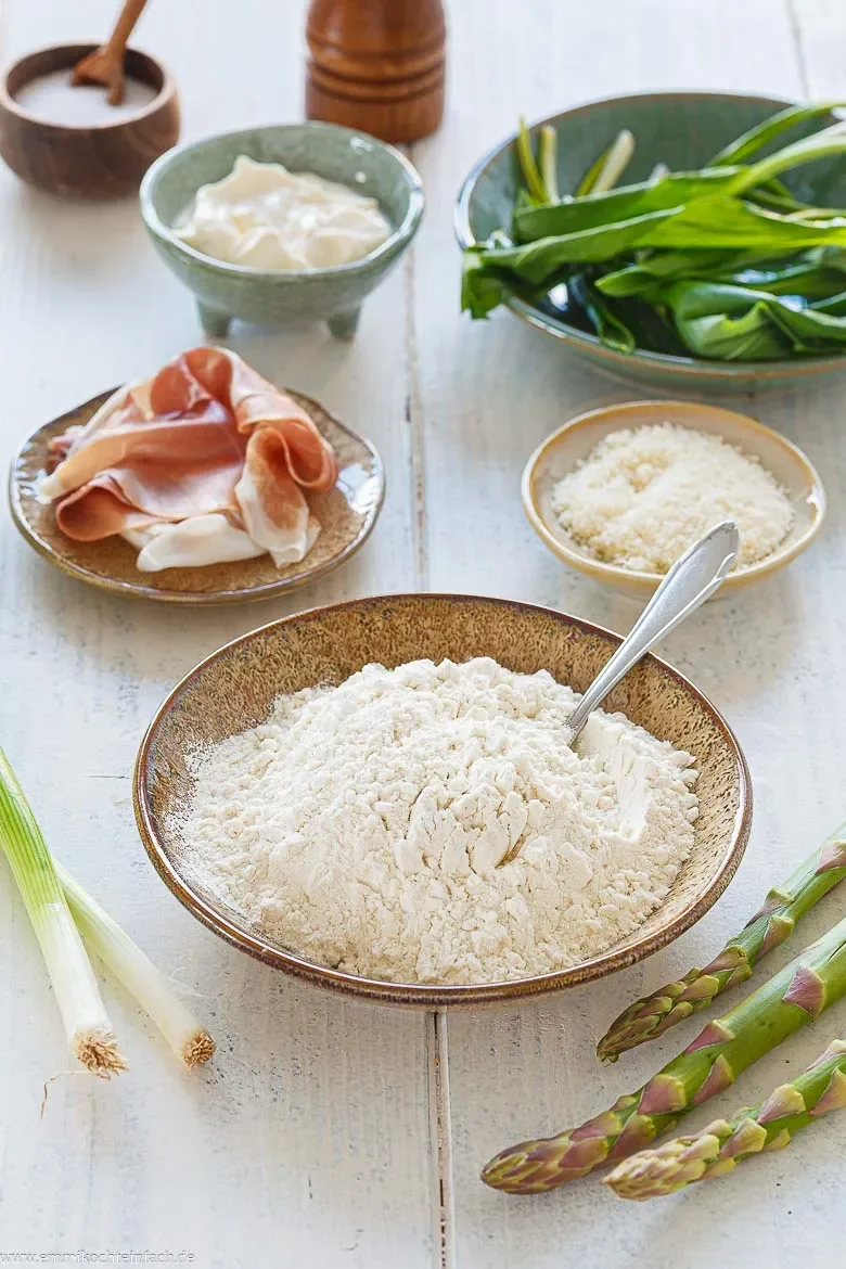 Zutaten für Flammkuchen mit Spargel