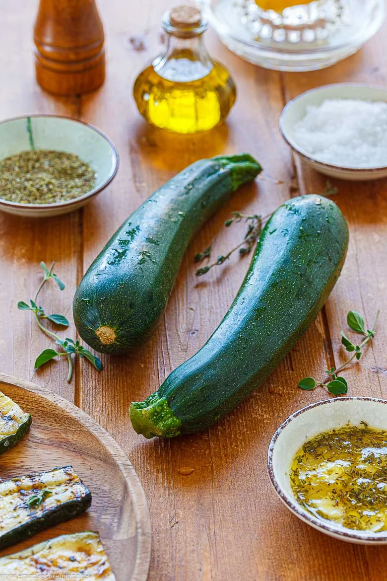 Zutaten für marinierte und gegrillte Zucchini