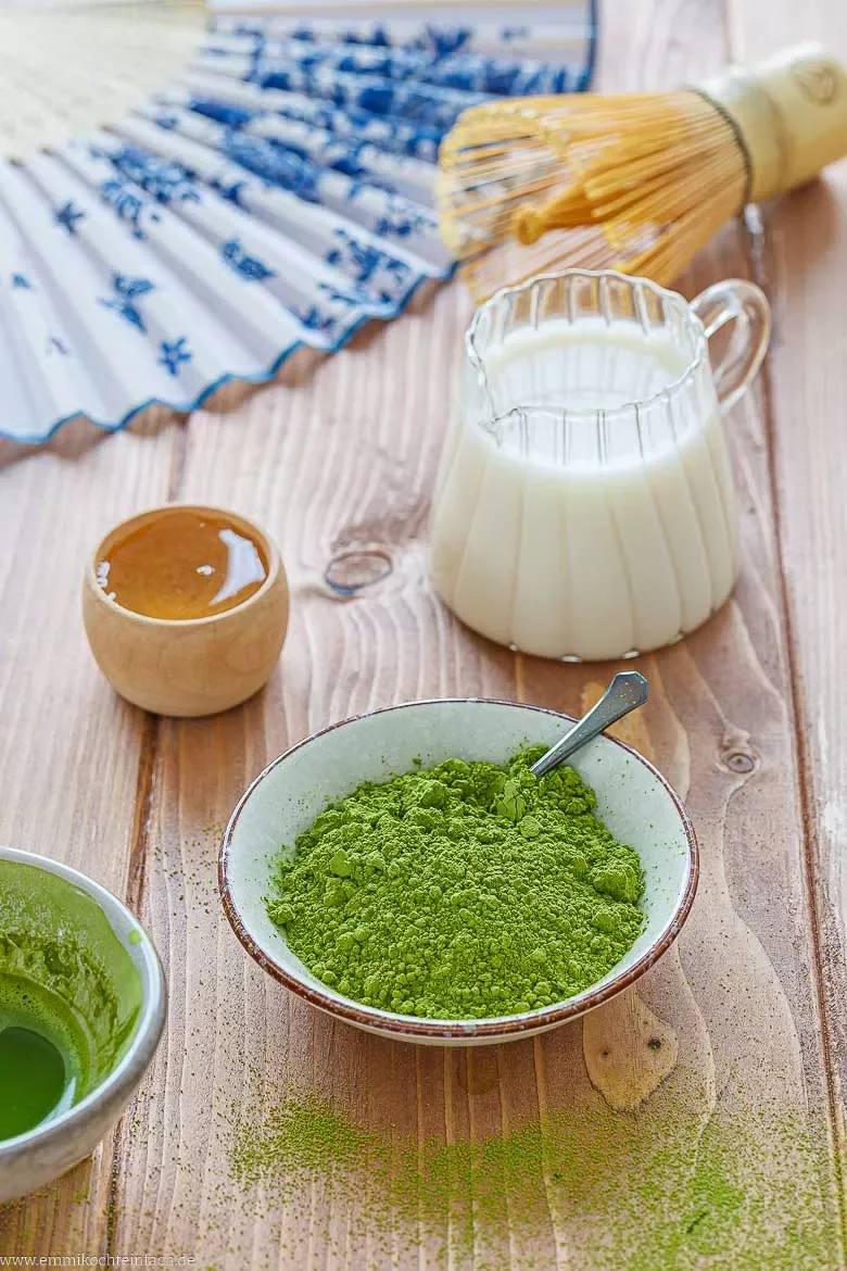 Zutaten für Matcha Latte wie im Café