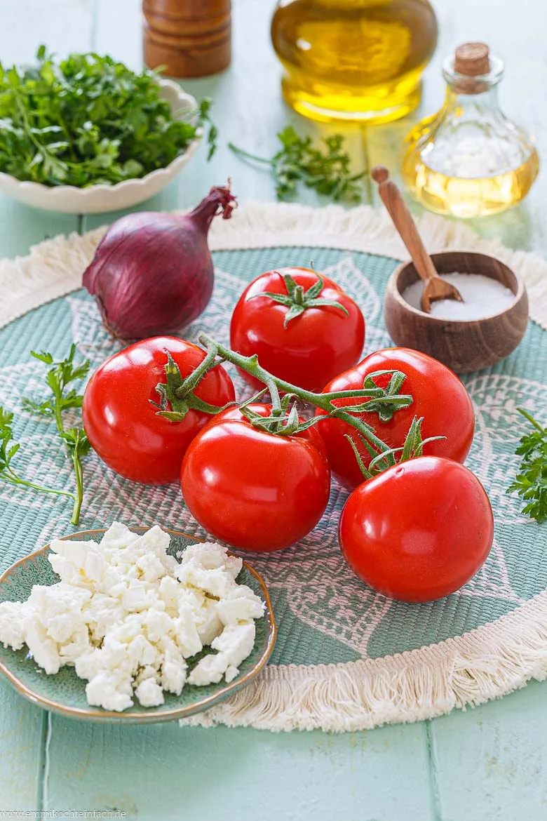 Zutaten für Tomatensalat mit Feta