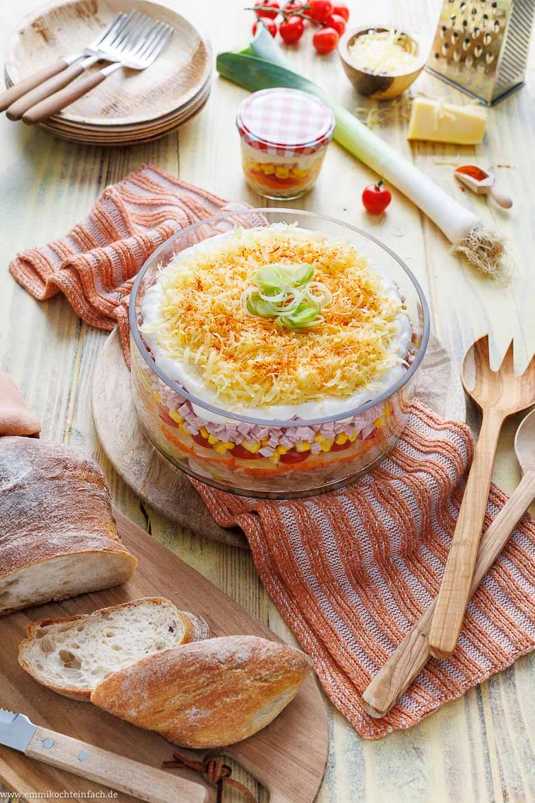 Zutaten und Serviermöglichkeiten für den Schichtsalat