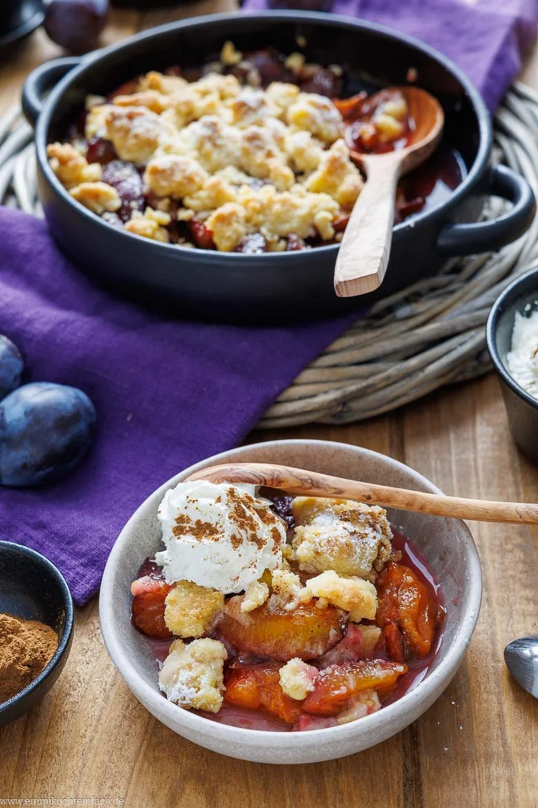 Zwetschgen Crumble Rezept mit Sahne und Zimt