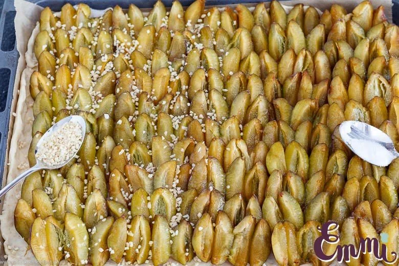 Zwetschgen Kuchen belegen - www.emmikochteinfach.de