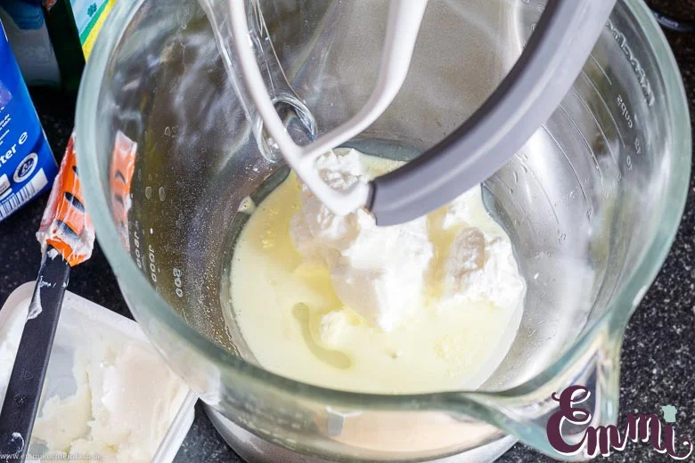 Zwetschgenkuchen Quark-Öl-Teig machen - www.emmikochteinfach.de