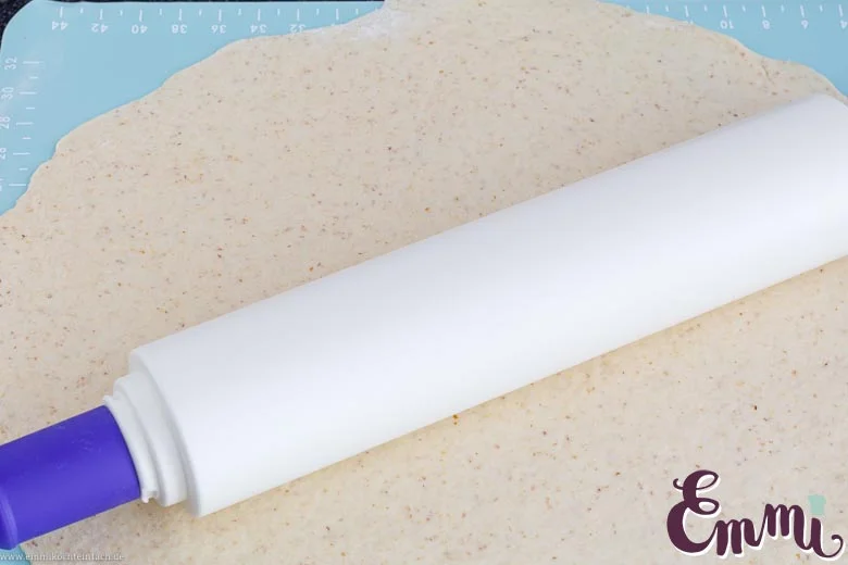 Zwetschgenkuchen Teig ausrollen - www.emmikochteinfach.de