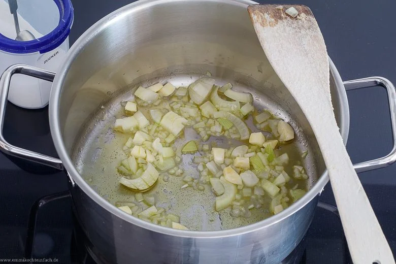 Zwiebel & Knoblauch Tomatensuppe - www.emmikochteinfach.de