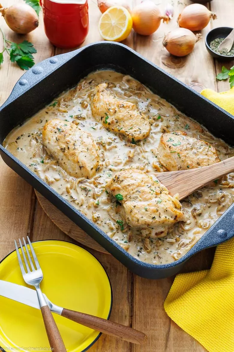 Zwiebel-Sahne-Hähnchen aus dem Ofen